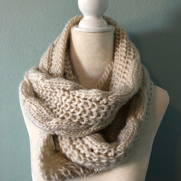 🌸Boutique |cream chunky cable knit infinity scarf - Picture 3 of 3